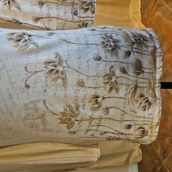 Lucky Brand V-neck Tunic with  a Floral Design - Picture 3 of 8